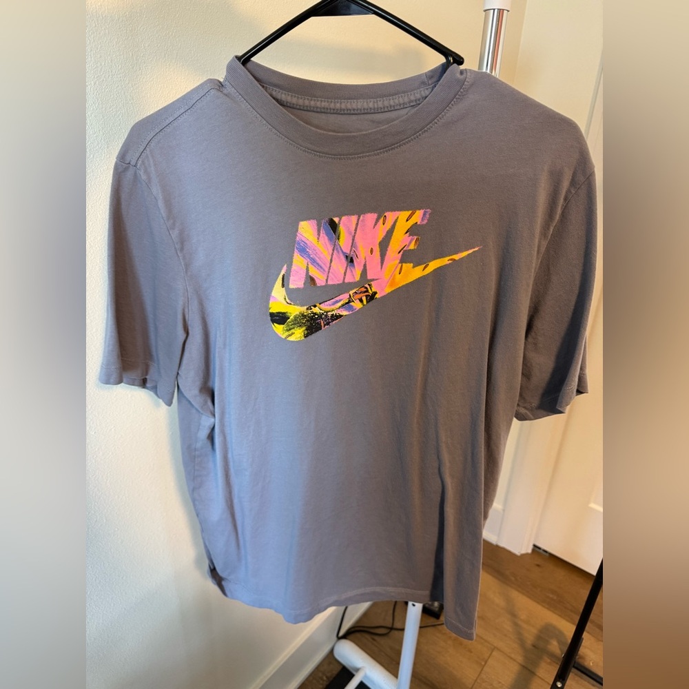Mens Nike t-shirt with a pink and colorful graphic logo size Large